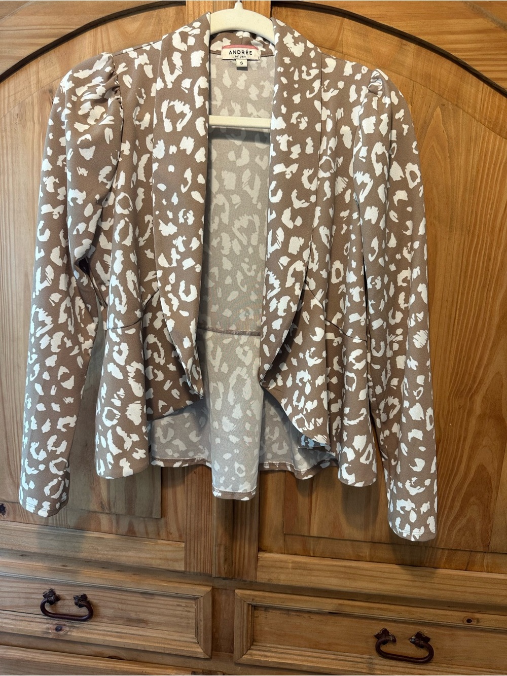 ANDREE BY UNIT Taupe and White Open-Front Patterned Blazer